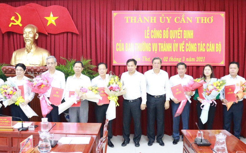 Bí thư và Phó Bí thư Thành ủy Cần Thơ trao quyết định cho các cán bộ.