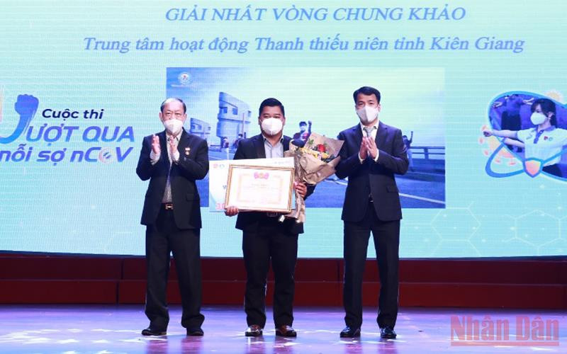 Đại diện nhóm thí sinh Kiên Giang nhận giải nhất của cuộc thi.