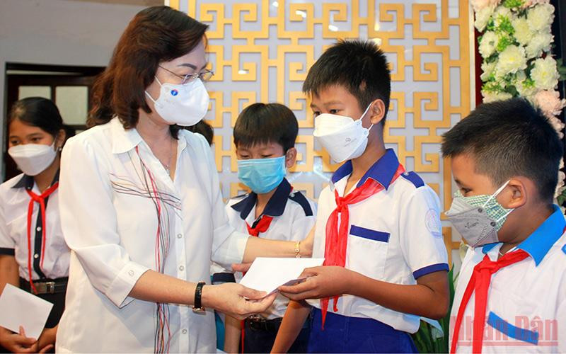 Đồng chí Lê Thị Ái Nam, Phó Bí thư Thường trực Tỉnh ủy Bạc Liêu trao học bổng cho học sinh nghèo vùng ven biển của tỉnh. (Ảnh: Văn Tưởng)