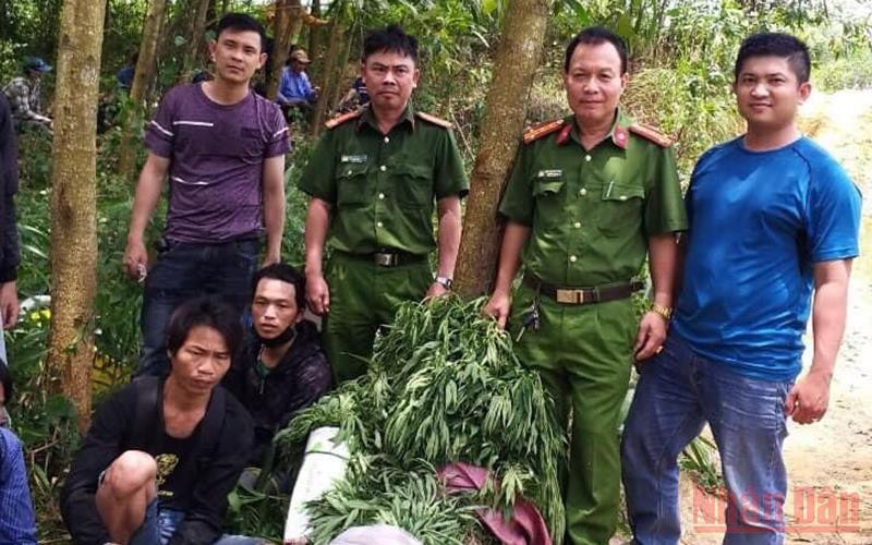 Công an huyện Sông Hinh bắt giữ các đối tượng cùng tang vật.