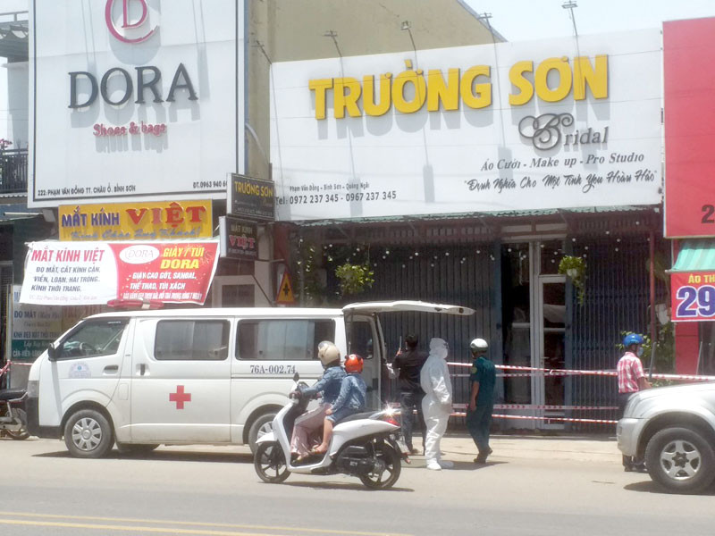 Tiệm áo cưới Trường Sơn, thị trấn Châu Ổ, huyện Bình Sơn (Quảng Ngãi), nơi phát sinh chùm ca bệnh.