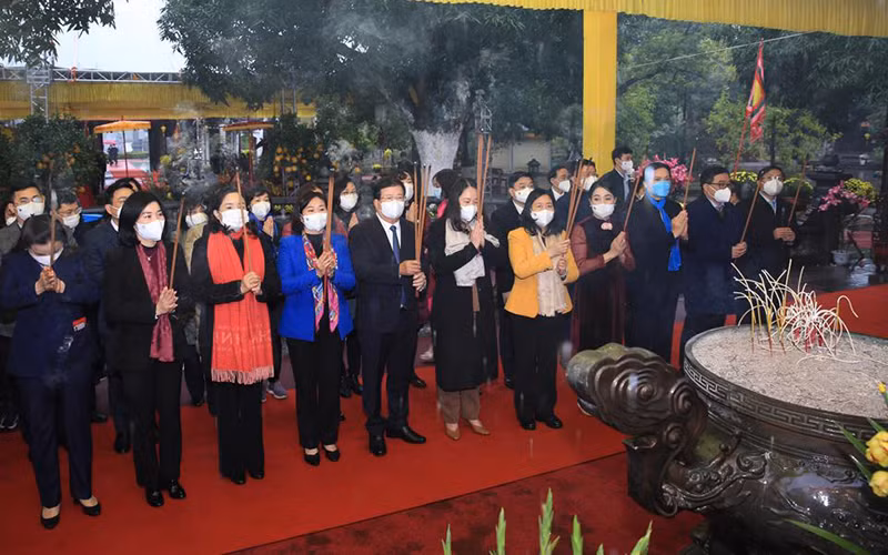 Các đại biểu dâng hương tưởng nhớ Hai Bà Trưng. (Ảnh: Phạm Hùng)