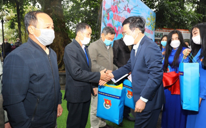 Đồng chí Võ Văn Thưởng tặng quà đại diện cựu thanh niên xung phong huyện Đại Từ, tỉnh Thái Nguyên.
