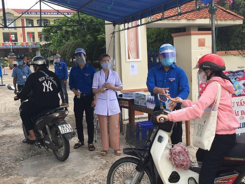 Lực lượng đoàn viên, thanh niên tiếp sức mùa thi góp phần chống dịch Covid-19 tại các điểm thi tốt nghiệp THPT.