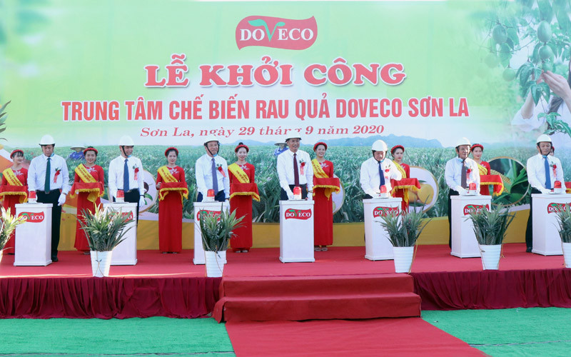 Nghi thức ấn nút, khởi công xây dựng nhà máy.