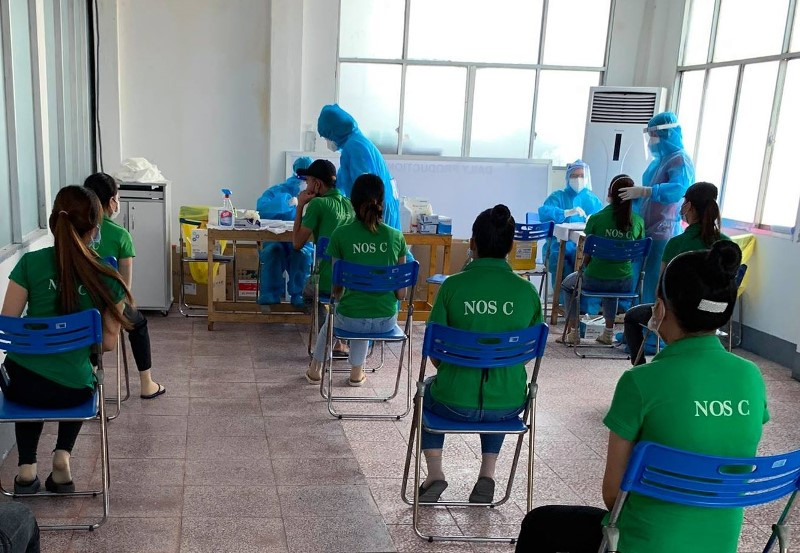 Lấy mẫu test nhanh đối với công nhân Công ty TNHH Changshin Việt Nam.