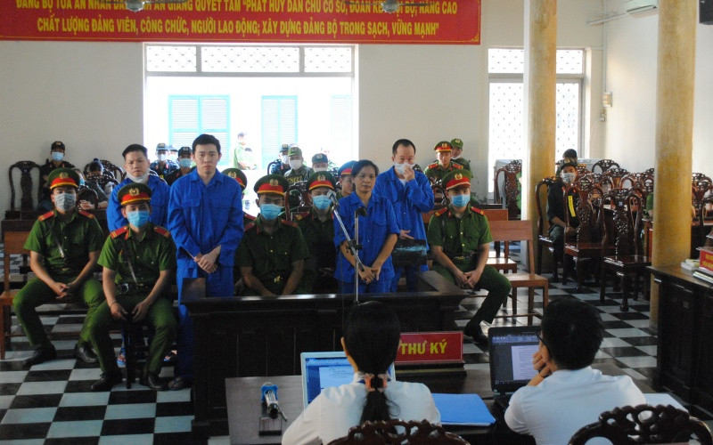 Các bị cáo tại phiên tòa. 