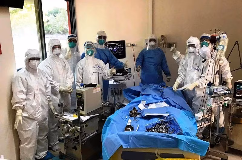 Niềm vui của của đội ngũ y, bác sĩ tại Bệnh viện T.Ư Huế cơ sở 2 khi có thêm nhiều bệnh nhân Covid-19 được chữa lành bệnh.