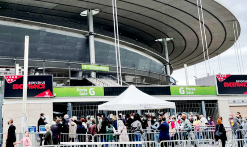 Người dân Pháp xếp hàng đi tiêm vaccine Covid-19 được mở tại Sân vận động quốc gia Pháp. 