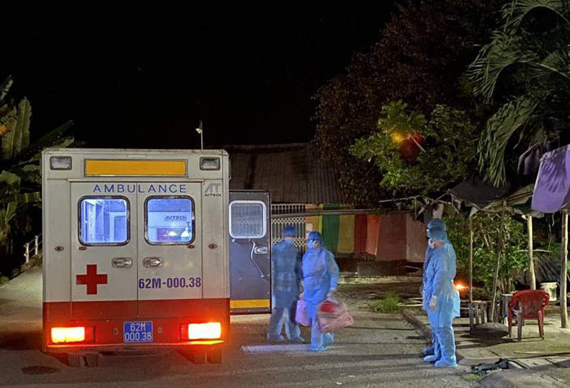 Ngành Y tế đưa các trường hợp F1 có tiếp xúc gần với BN 7176 và BN 7177 đi cách ly tập trung. 