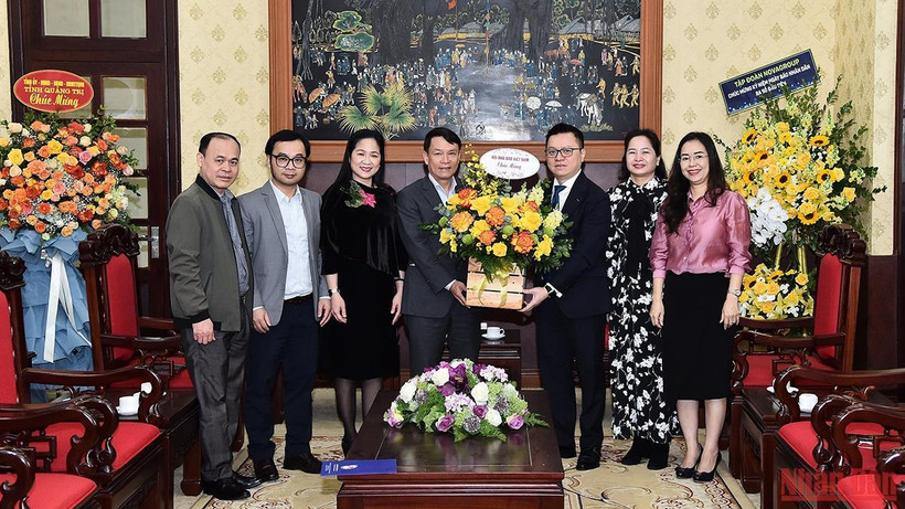 Lãnh đạo Hội Nhà báo Việt Nam chúc mừng Báo Nhân Dân nhân kỷ niệm 71 năm Ngày Báo ra số đầu. Ảnh: THỦY NGUYÊN