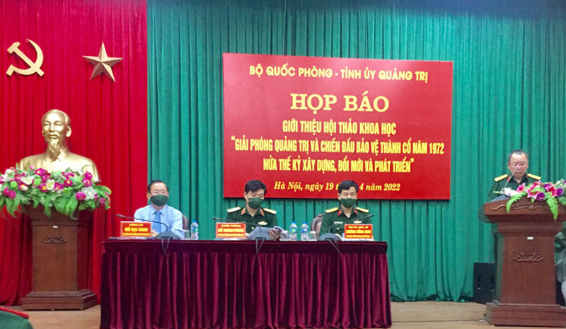 Đại diện các cơ quan Bộ Quốc phòng và Tỉnh ủy Quảng Trị đồng chủ trì họp báo giới thiệu Hội thảo. 