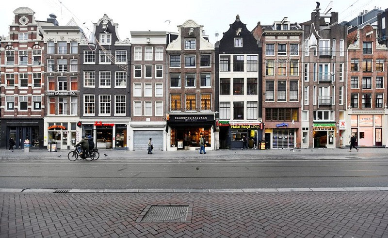 Đương phố ở Amsterdam vắng lặng trong đợt phong tỏa phòng dịch giữa tháng 12/2020. (Ảnh: Reuters)
