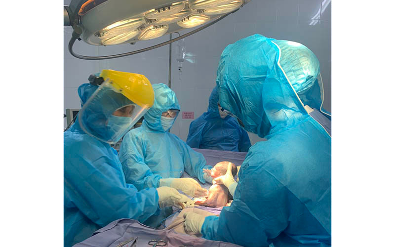 Bé trai chào đời khỏe mạnh. (Ảnh: Trung tâm y tế quận Sơn Trà cung cấp)