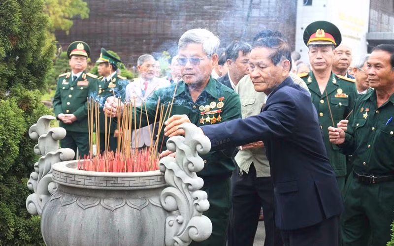 Các đại biểu dâng hương tại Di tích Thành Điện Hải.