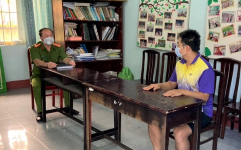 Điều tra viên lấy lời khai một nghi can trong vụ án.