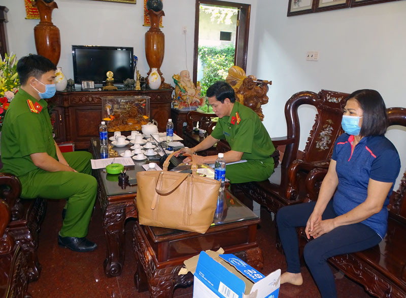 Điều tra viên làm việc với bị can Mai Thị Dần.