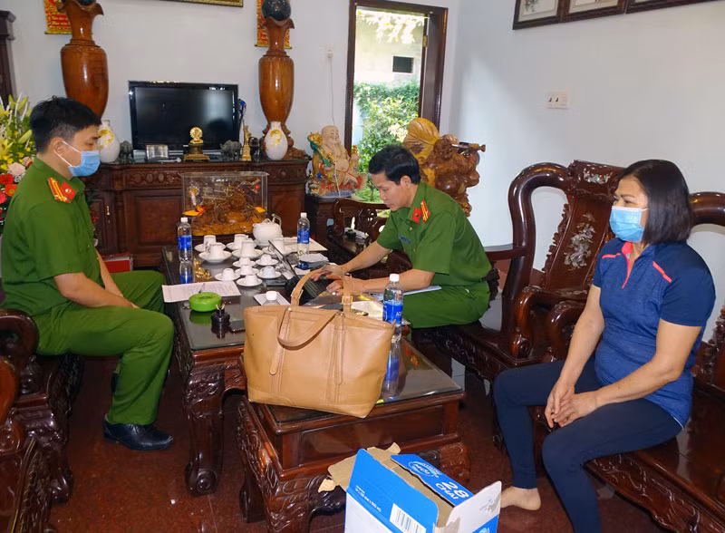 Điều tra viên làm việc với bị can Mai Thị Dần.