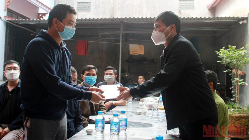 Đại diện Ủy ban Mặt trận Tổ quốc Thành phố trao hỗ trợ tới gia đình ông Trịnh Văn Đức.