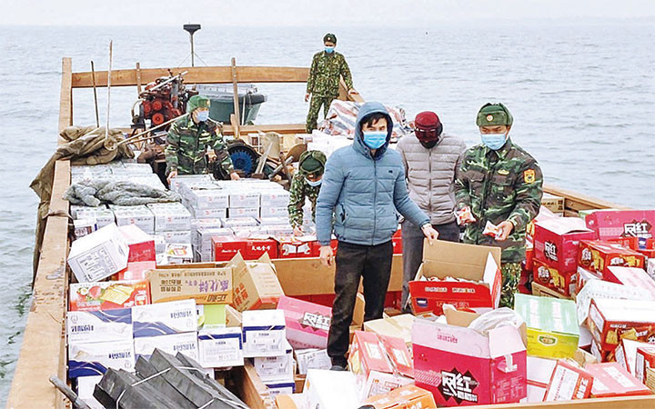 Một vụ vận chuyển hàng lậu trên vùng biển Quảng Ninh bị Hải đội 2, Bộ đội Biên phòng Quảng Ninh bắt giữ. Ảnh: QUANG THỌ