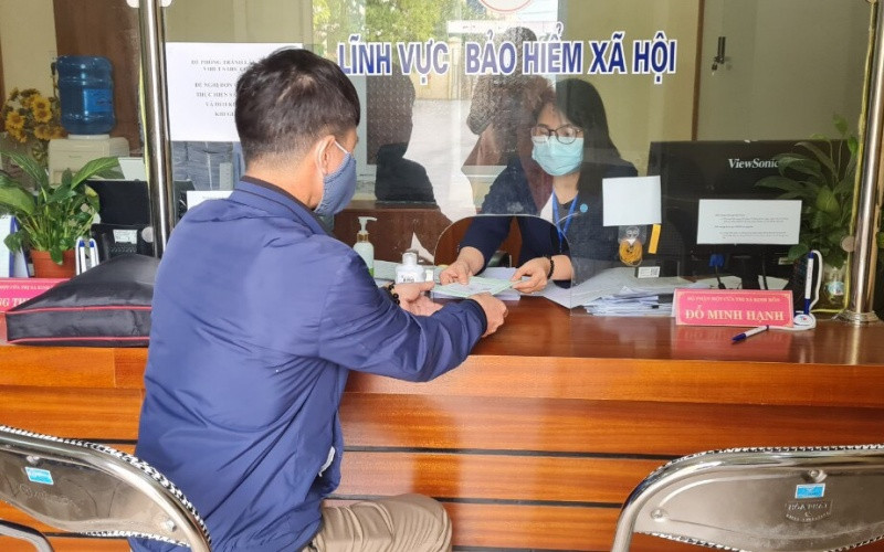 Bộ phận "Một cửa" BHXH tỉnh Hưng Yên (sáng 24-2) tiếp nhận và giải quyết chế độ cho người thụ hưởng. (Ảnh: Tâm Trung)