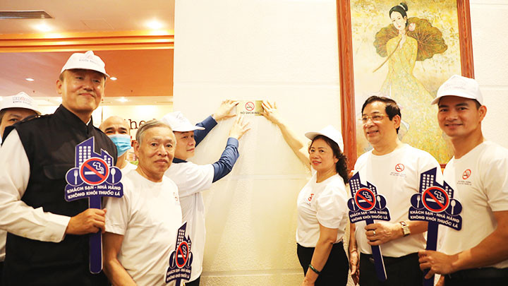 Lễ gắn biển không hút thuốc tại khách sạn Hilton Hà Nội.