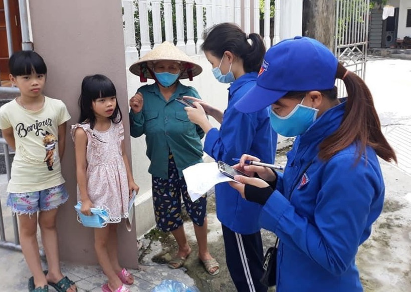 Đến tận nhà người dân để hướng dẫn cài ứng dụng Bluezone ở Hải Dương.