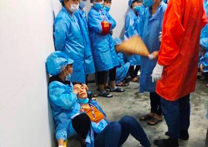 Một số công nhân đang làm việc tại phân xưởng bị ngất chưa rõ nguyên nhân. 