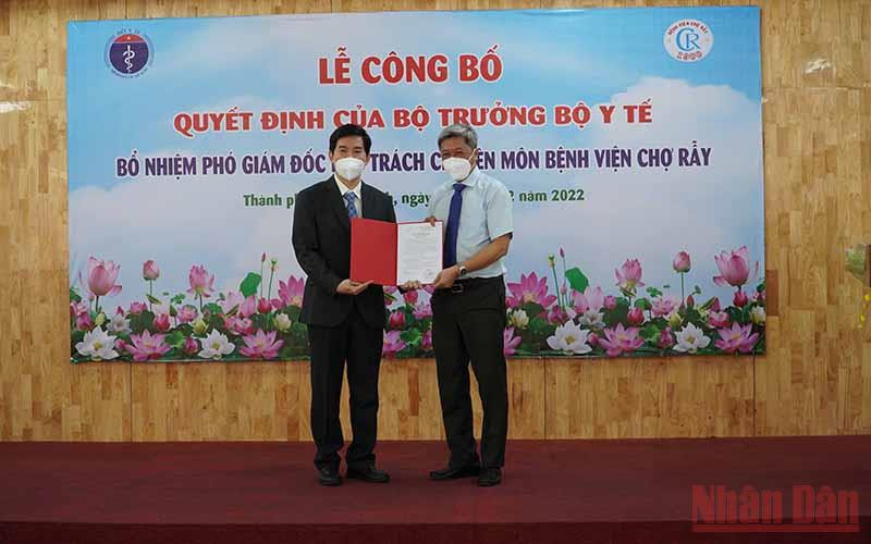 Trao quyết định bổ nhiệm chức vụ Phó Giám đốc phụ trách chuyên môn Bệnh viện Chợ Rẫy cho BS Lâm Việt Trung.