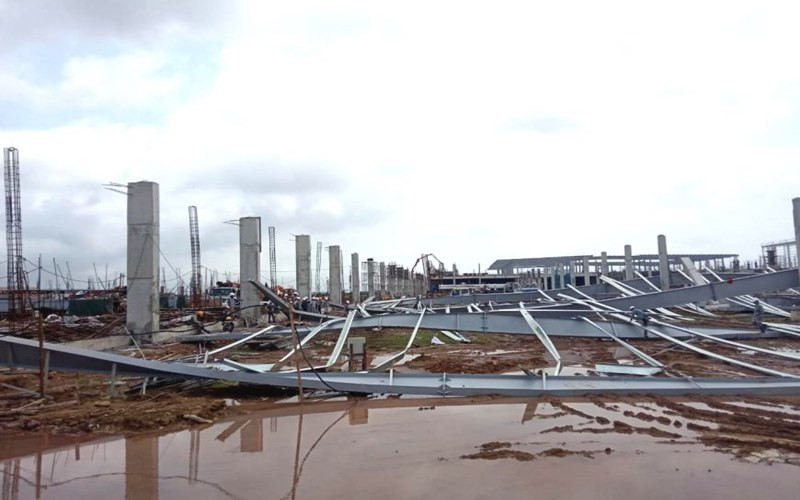 Hiện trường sập nhà xưởng.