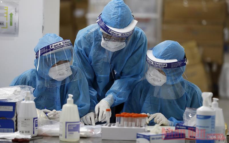 Bác sĩ, nhân viên y tế Bệnh viện Việt Nam - Thụy Điển (Uông Bí, Quảng Ninh). (Ảnh: DUY LINH)