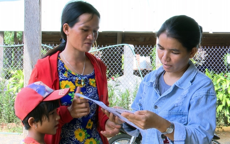 Chị K’Sô Liên, cộng tác viên y tế của xã Sông Hinh, tuyên truyền cho người dân cách phòng ngừa dịch bạch hầu.