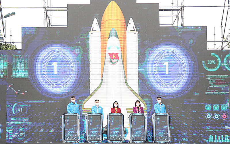 Các đồng chí đại diện lãnh đạo Đảng, Nhà nước, Trung ương Đoàn ấn nút khởi động Tháng Thanh niên năm 2022.