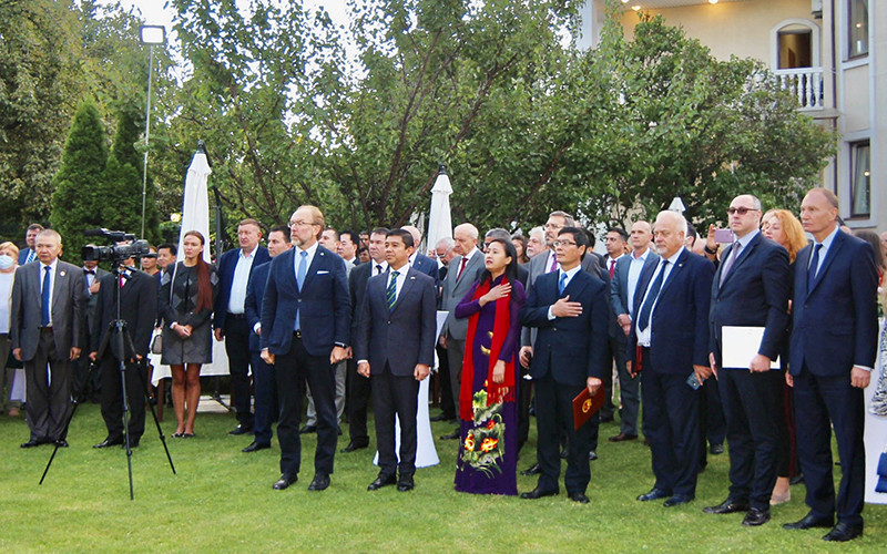 Toàn cảnh Lễ kỷ niệm Quốc khánh 2/9 trong khuôn viên ĐSQ Việt Nam tại Ukraine (Ảnh: QUẾ ANH)