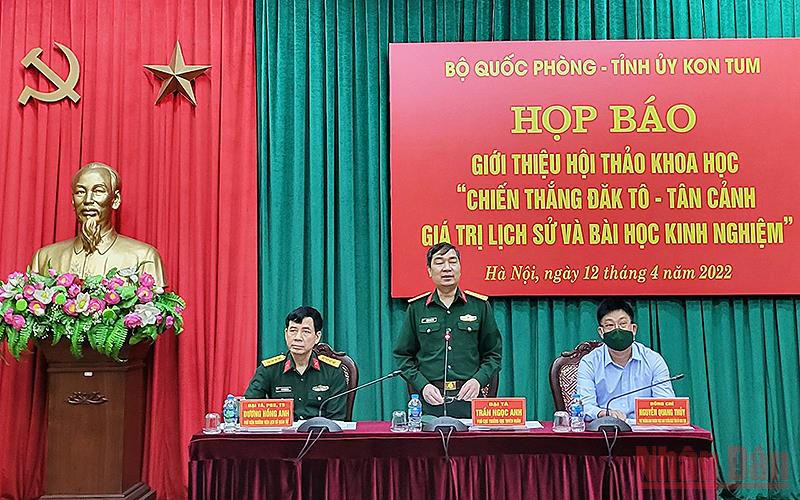 Đại diện Ban tổ chức cung cấp thông tin về hội thảo tại buổi họp báo.