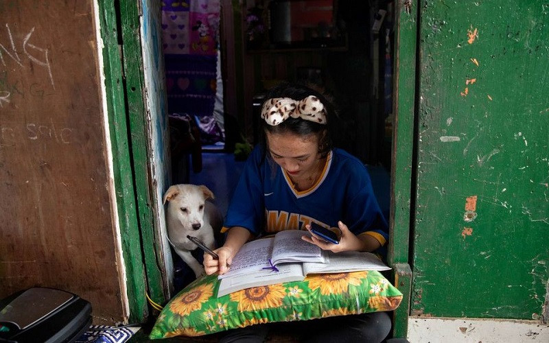 Cô bé lớp 9 Annie Sabino 16 tuổi hoàn thành bài tập về nhà trong bối cảnh trường học ở Philippines đóng cửa trong đợt bùng phát dịch bệnh Covid-19 ở Manila, ngày 6/1/2021. (Ảnh: Reuters)
