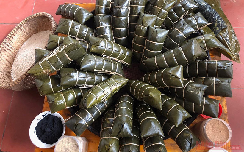 Bánh chưng đen Na Kim.