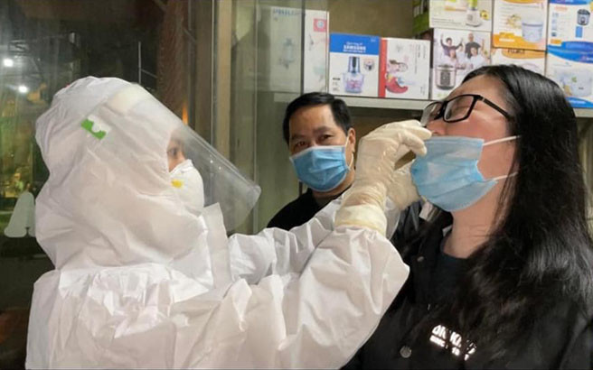 Nhân viên y tế dự phòng lấy mẫu xét nghiệm truy vết tại huyện Yên Bình (Yên Bái).