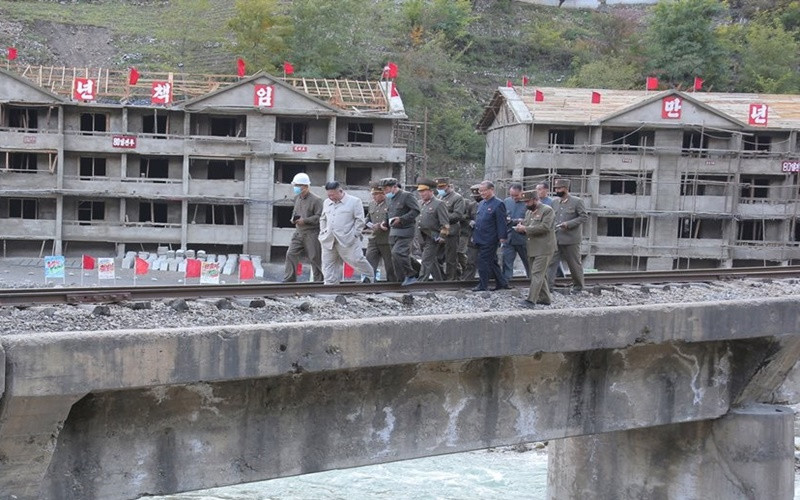 Nhà lãnh đạo Kim Jong-un thị sát khu vực Komdok, tỉnh Nam Hamgyong, ngày 14-10. (Ảnh: KCNA)