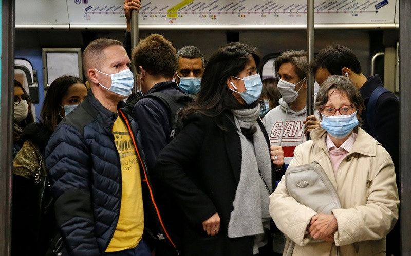 Hành khách trên tàu điện ngầm tại Paris, Pháp. (Ảnh: Getty Images)