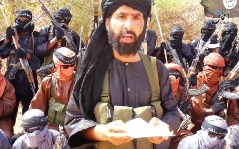 Abu al-Walid al-Sahrawi trong một video đăng tải bởi hãng tin Amaq News Agency có liên hệ với với IS.