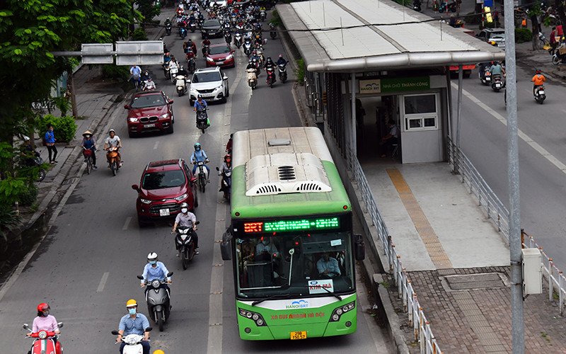 Xe buýt BRT hoạt động trên tuyến đường Giảng Võ-Láng Hạ, thành phố Hà Nội. (Ảnh MINH HÀ)