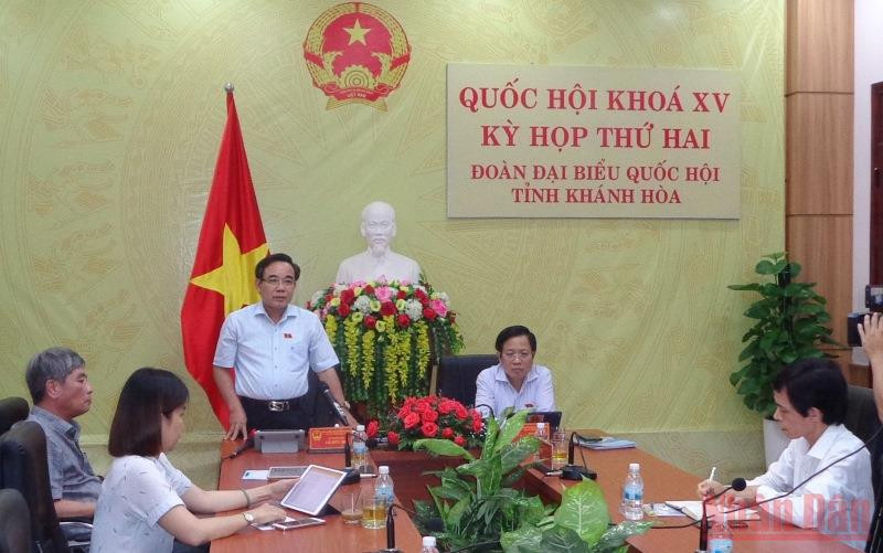 Đại biểu Lê Hữu Trí phát biểu tại phiên thảo luận ở tổ. (Ảnh: PHONG NGUYÊN)