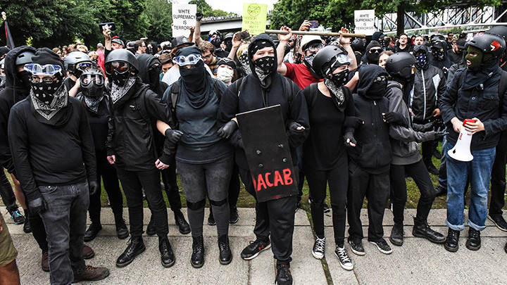 Một cuộc tuần hành chống phân biệt chủng tộc của phong trào Antifa tại Mỹ. Ảnh: GETTY IMAGES