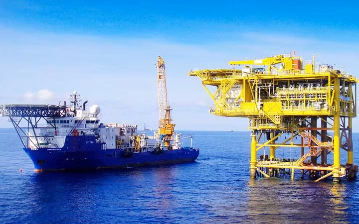 Khai thác dầu khí tại mỏ Tê Giác Trắng.