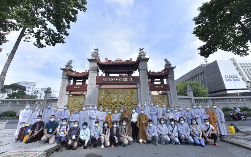 Các tình nguyện viên Phật giáo xung phong tham gia chăm sóc người bệnh Covid-19.