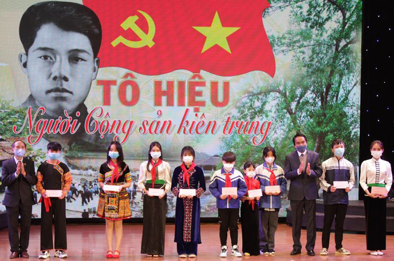 Lãnh đạo UBND tỉnh Sơn La và Hội Khuyến học tỉnh Sơn La trao học bổng cho các học sinh khó khăn, học tập tốt.