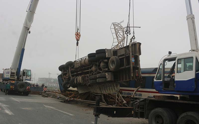 Hiện trường vụ va chạm giữa tàu hỏa và ô-tô tải.