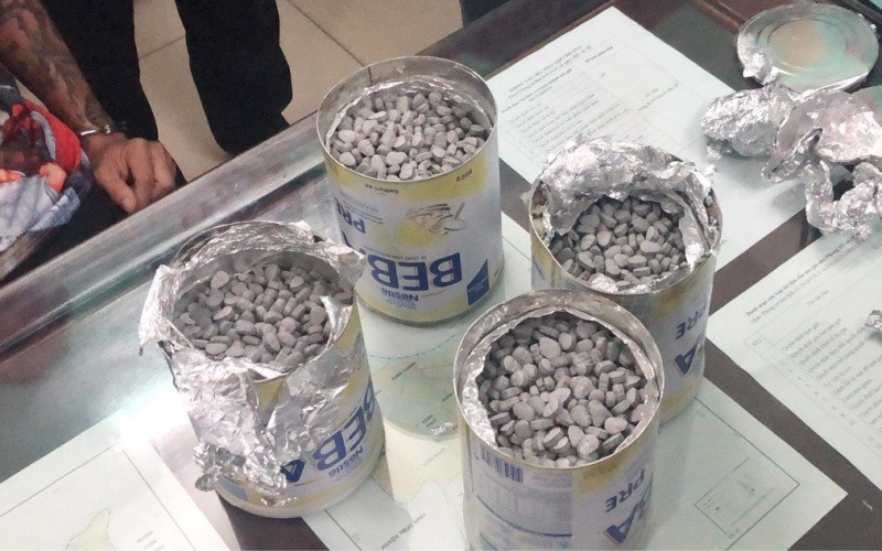 Một lượng lớn ma tuý tổng hợp được giấu trong hộp sữa bột, vận chuyển từ Đức về Việt Nam tiêu thụ.