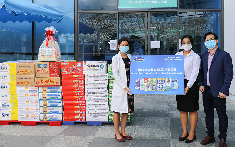 Đại diện Vinamilk gửi tặng món quà sức khỏe đến các bệnh viện tuyến đầu.